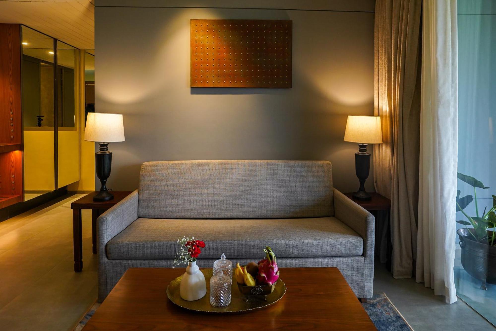 Radisson Resort And Spa Lonavala Kültér fotó A sofa in a hotel room
