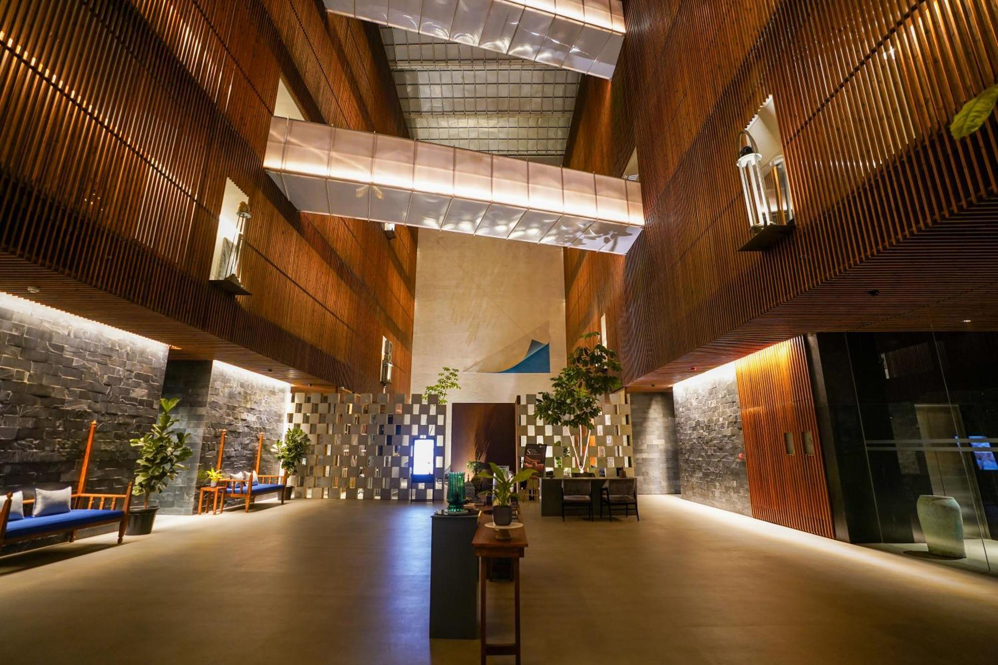 Radisson Resort And Spa Lonavala Kültér fotó The lobby of the hotel