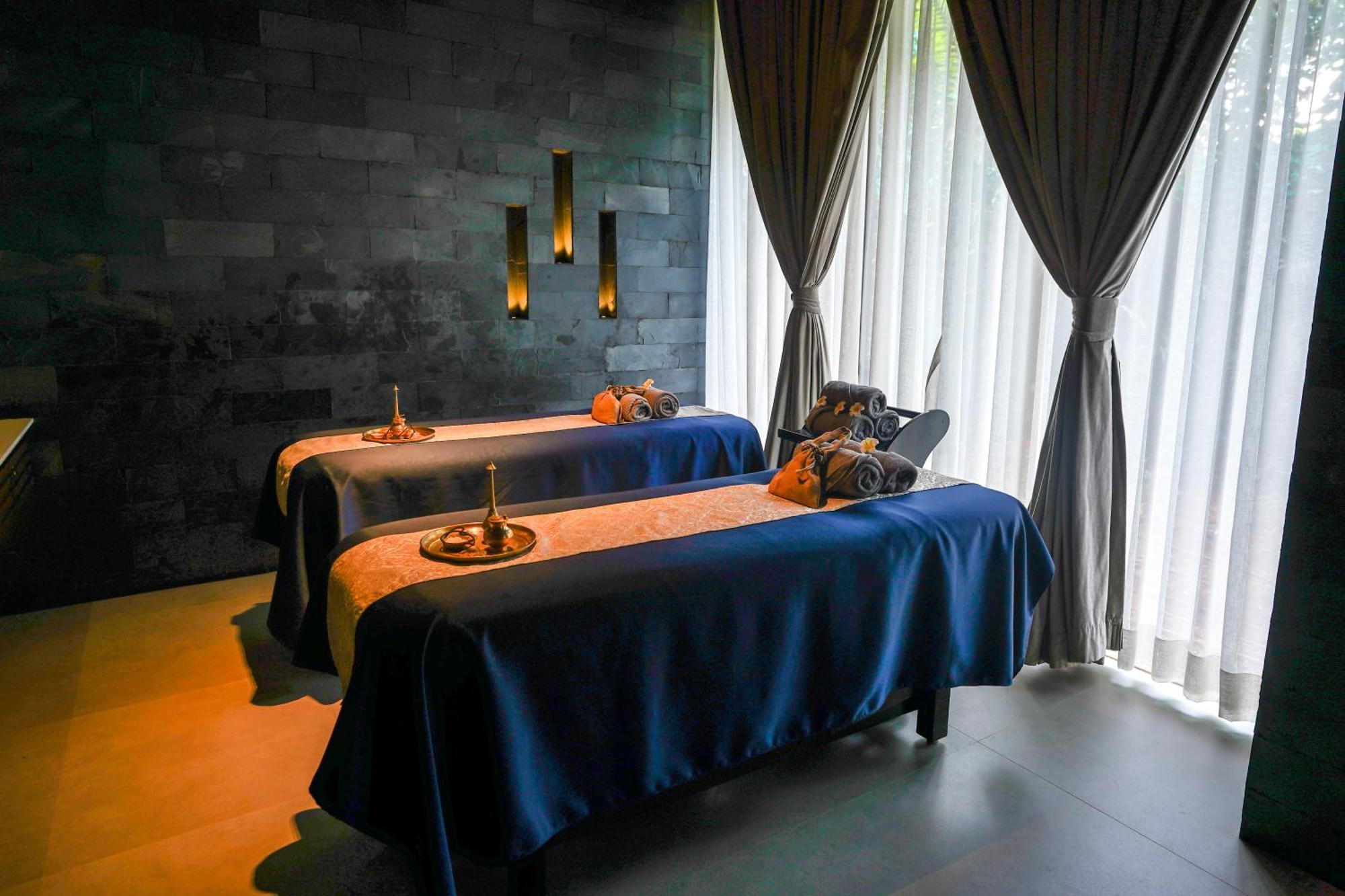 Radisson Resort And Spa Lonavala Kültér fotó Massage beds at a spa