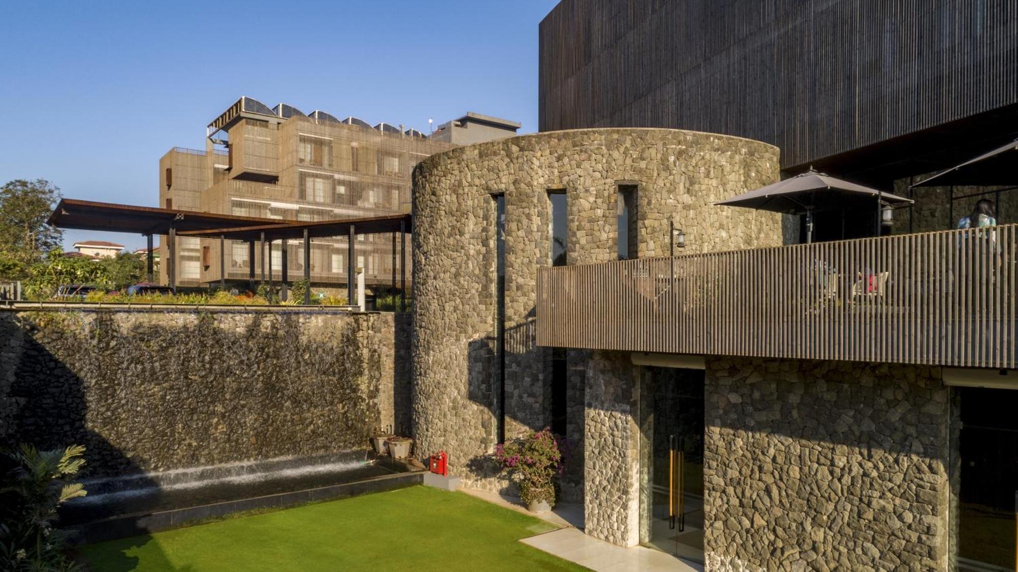 Radisson Resort And Spa Lonavala Kültér fotó The hotel's exterior