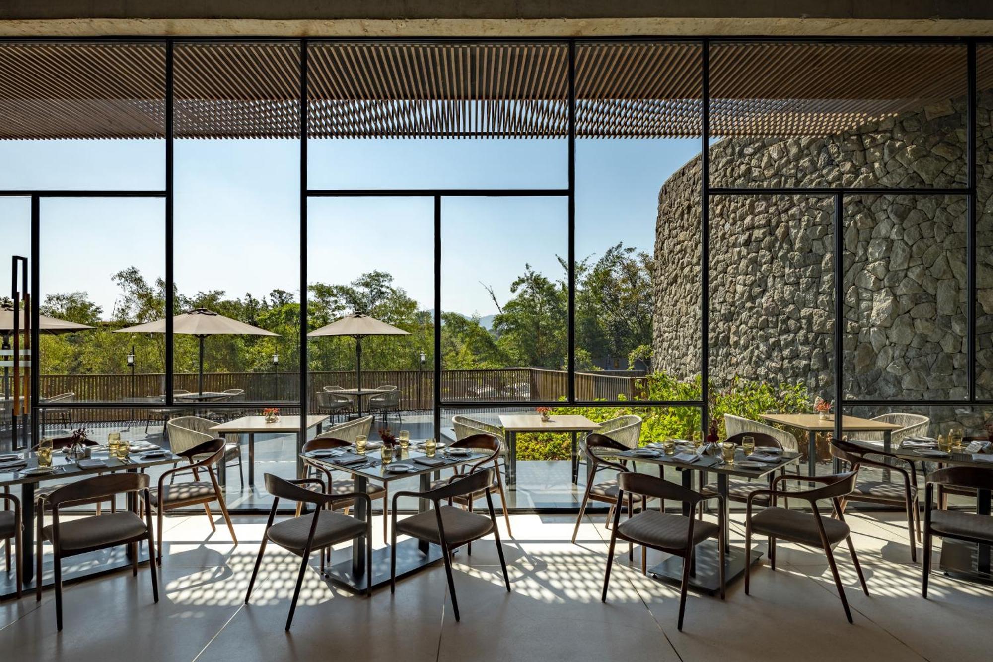Radisson Resort And Spa Lonavala Kültér fotó Restaurant