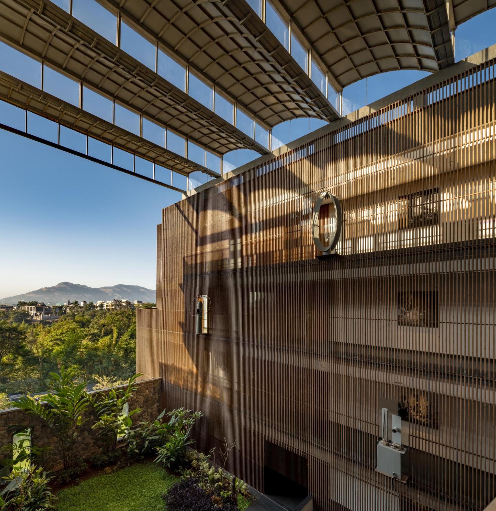 Radisson Resort And Spa Lonavala Kültér fotó The building's facade