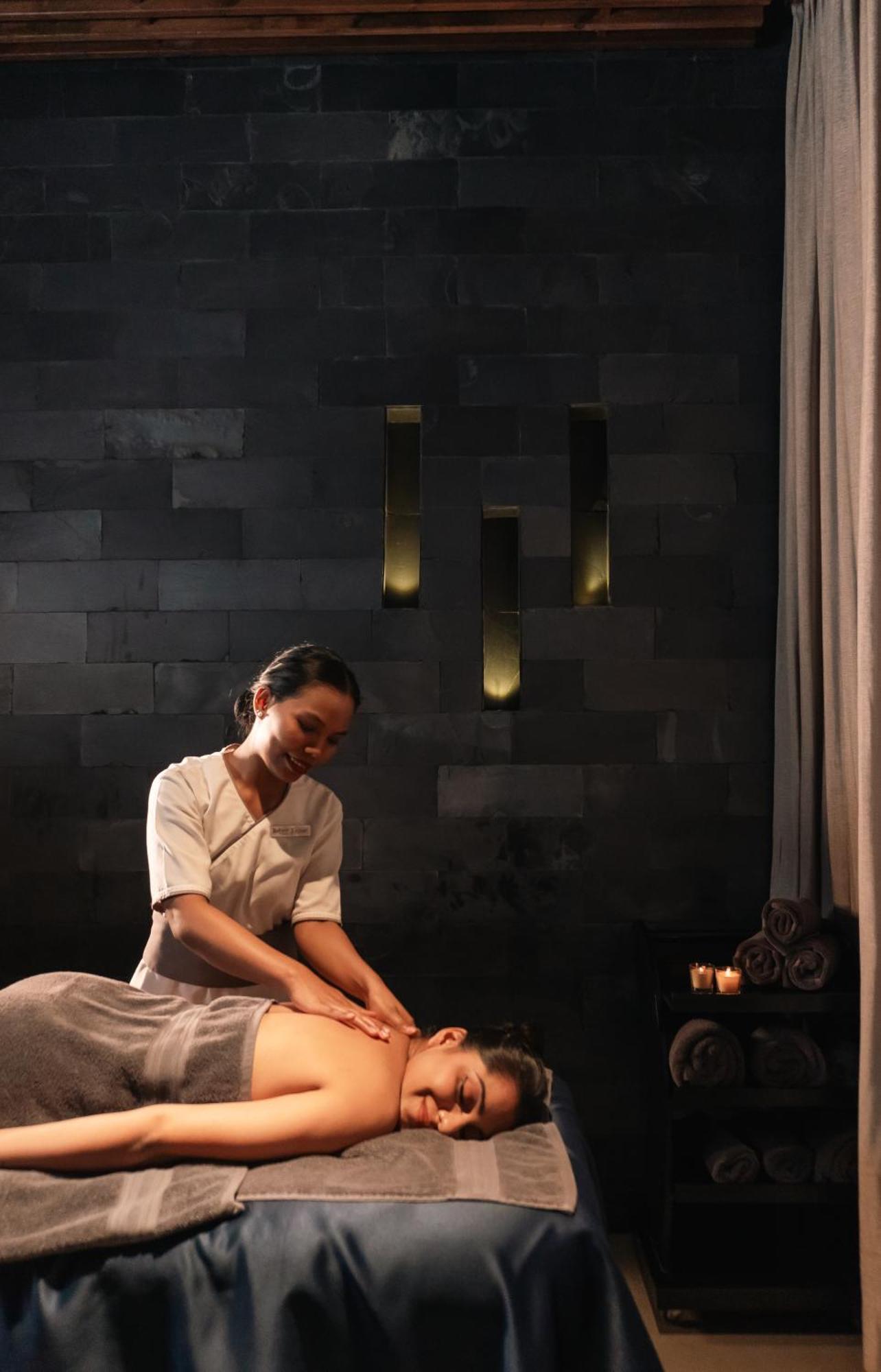 Radisson Resort And Spa Lonavala Kültér fotó A spa treatment