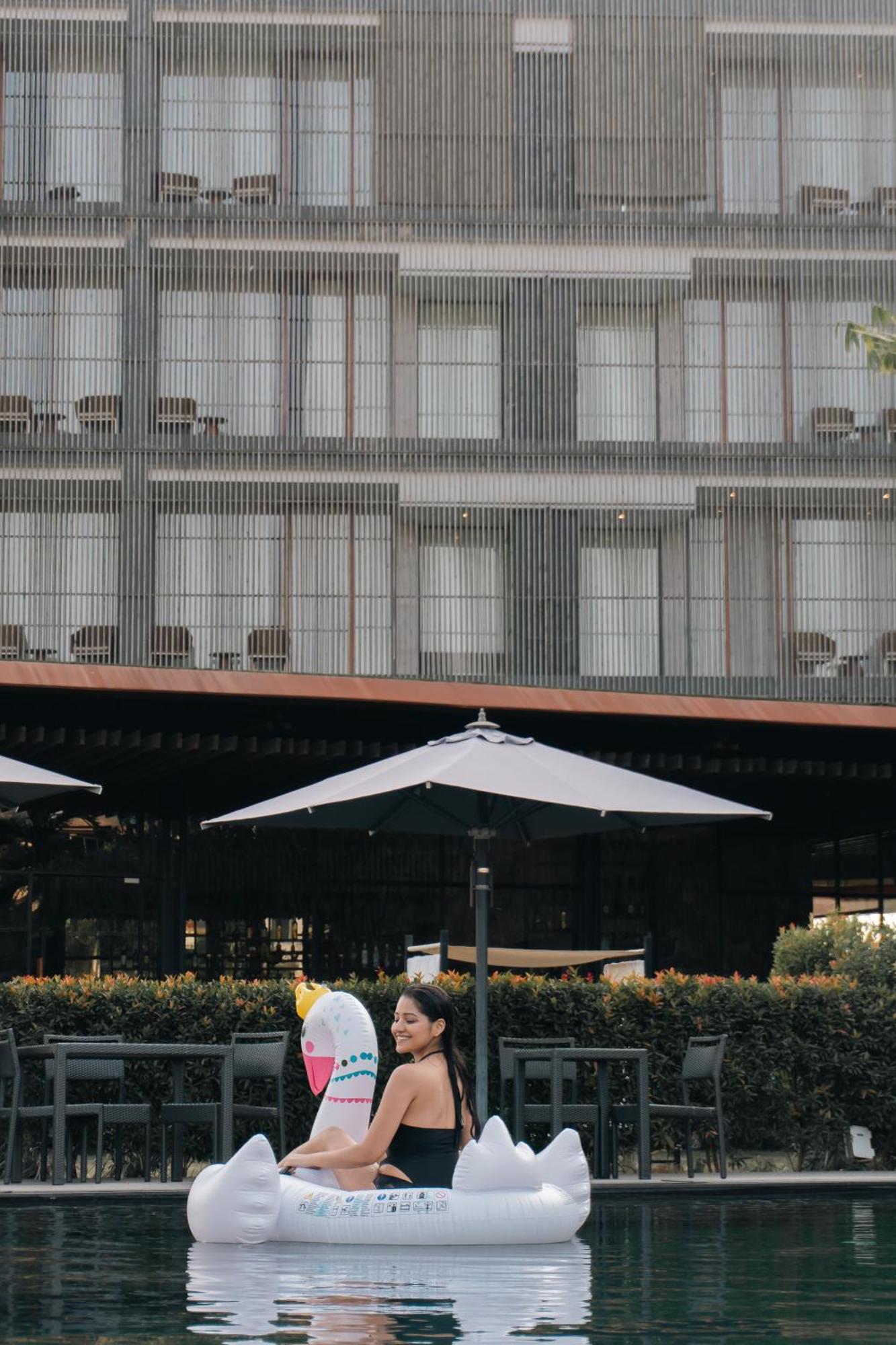 Radisson Resort And Spa Lonavala Kültér fotó The hotel's exterior